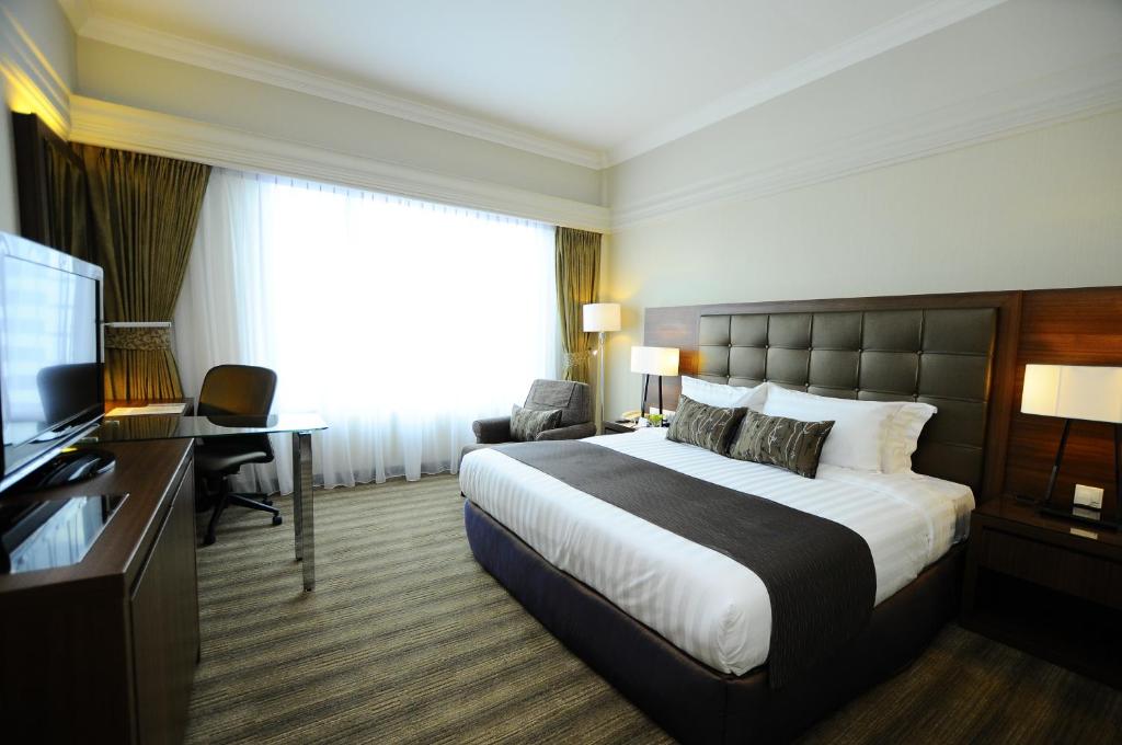峇株巴辖卡捷琳娜酒店的酒店客房,配有床和电视