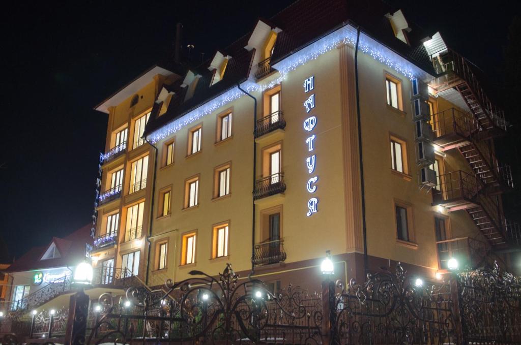 特鲁斯卡韦茨纳弗图亚酒店的一座在晚上有灯的大建筑