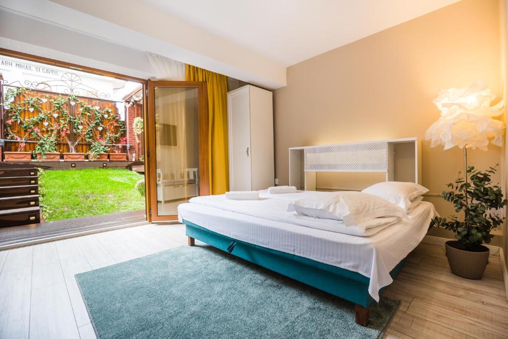 布拉索夫Villa V的一间卧室设有一张大床和一个大窗户