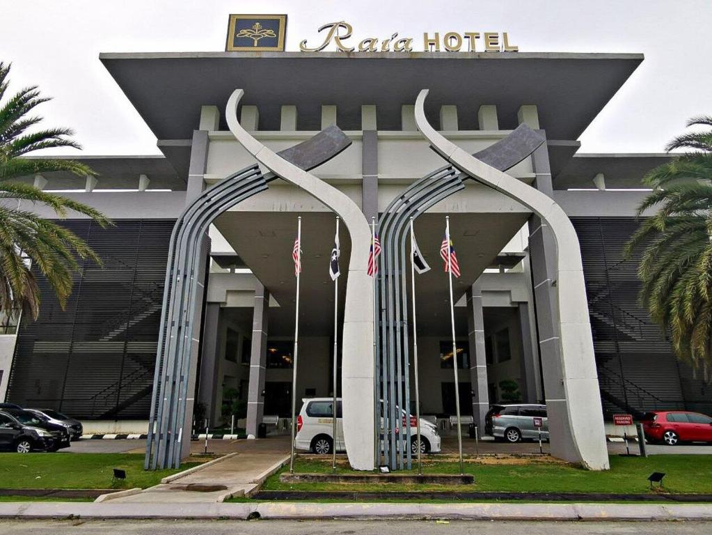 瓜拉丁加奴Raia Hotel & Convention Centre Terengganu的前面有两个大金属雕塑的酒店