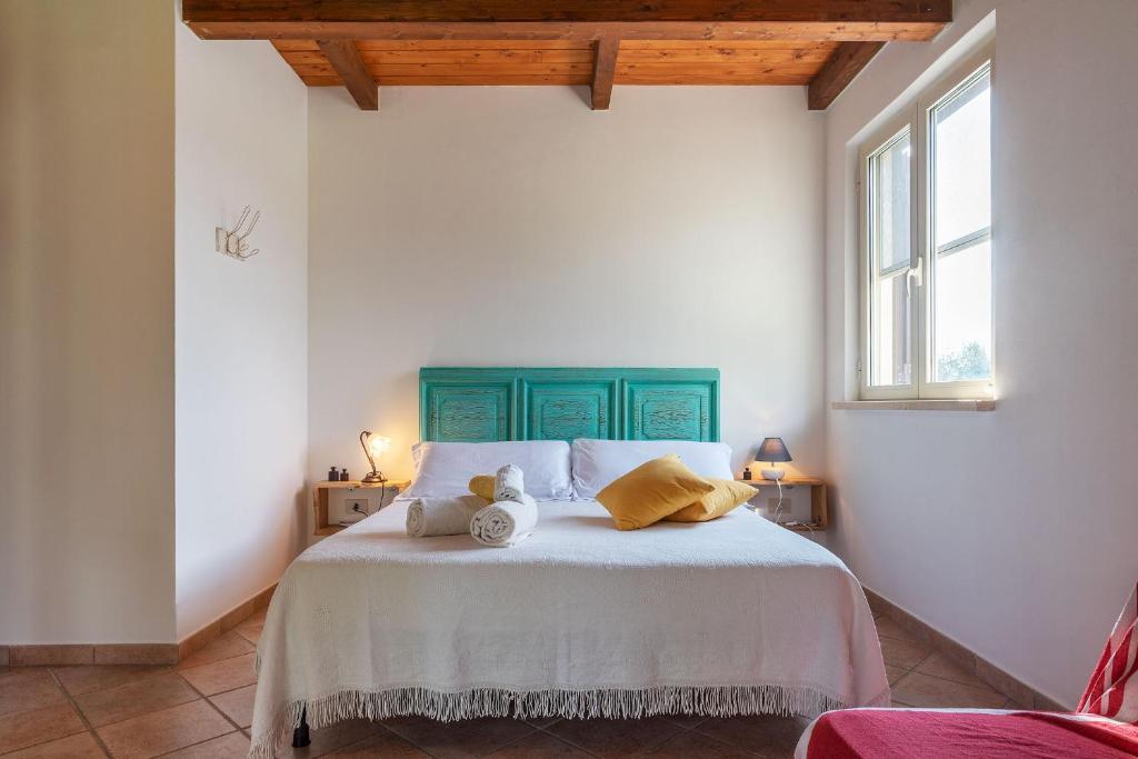 奥尔贝泰洛Podere La Retomada的一间卧室,配有一张带两个泰迪熊的床