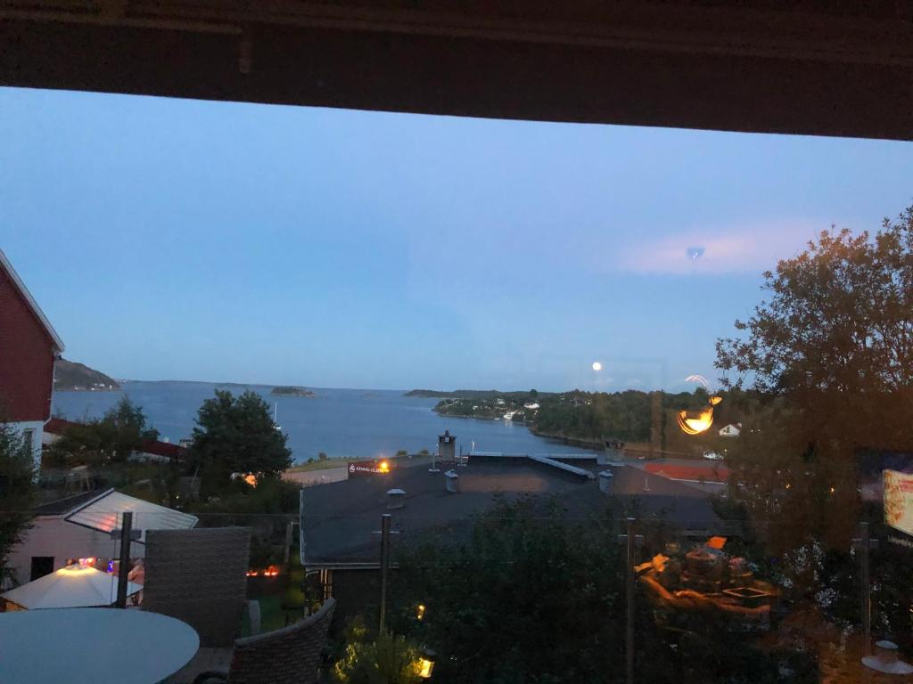 克里斯蒂安桑Aid og Svein’ s sentrumsnære panorama hjem的夜晚从房子里欣赏到河流的景色