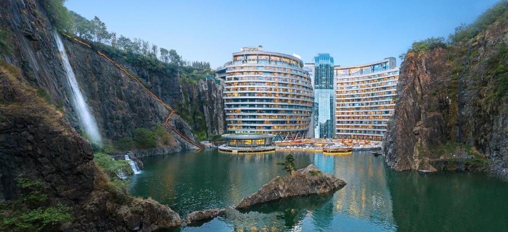 松江上海佘山世茂洲际酒店的享有河流、瀑布和建筑的景色