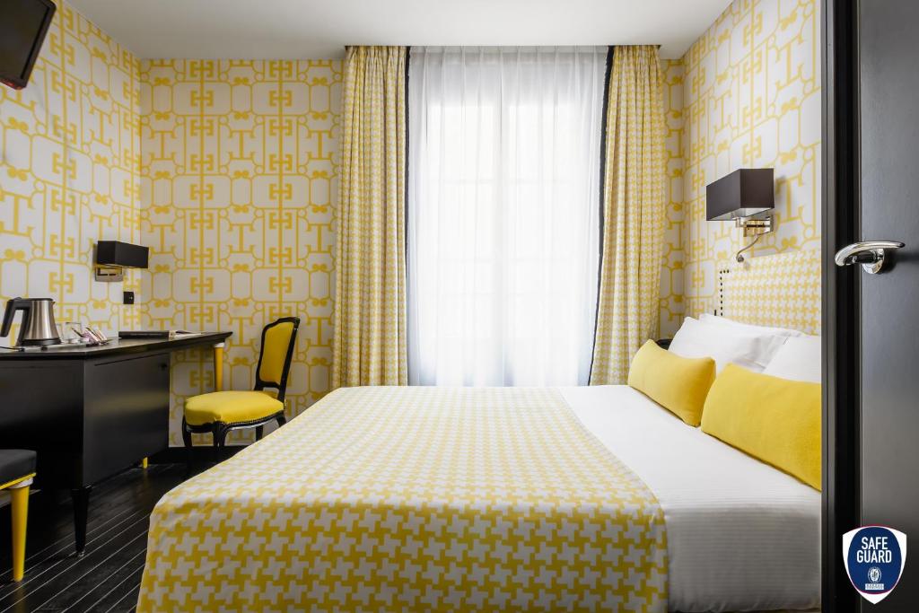 巴黎梦索爱丽舍酒店的配有一张床和一张书桌的酒店客房