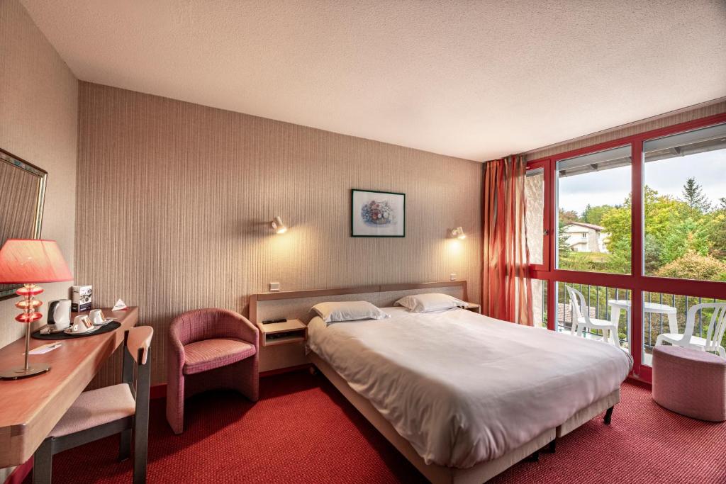 拉卡佩勒－维耶斯康湖泊酒店的配有一张床、一张书桌和一扇窗户的酒店客房