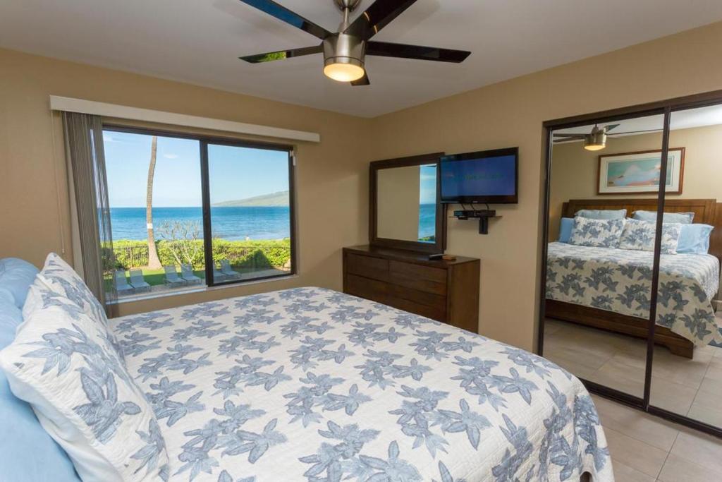 基黑Kihei Beach Resort 201的一间卧室设有一张床,享有海景