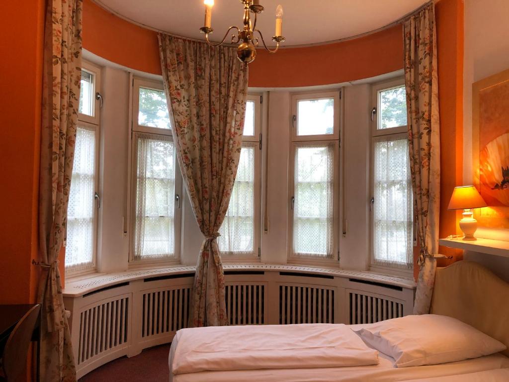 慕尼黑格瑞利酒店的卧室设有窗户和一张床。