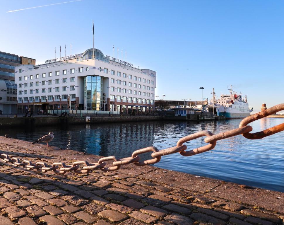 赫尔辛堡瑞典精英酒店的链条与水体的侧面连在一起