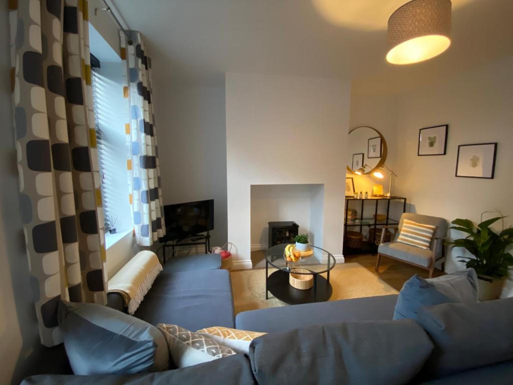 巴恩斯利Pillow Properties - Barnsley Centre的客厅配有沙发和桌子