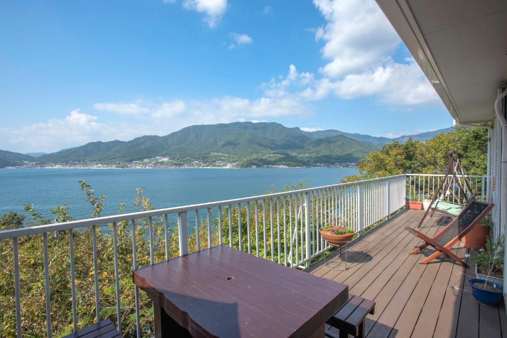 小豆岛Sen Guesthouse的湖景阳台配有桌子