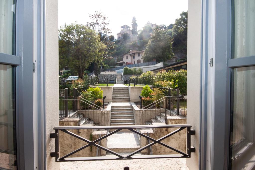 梅纳焦Casa Julia的从窗户欣赏楼梯的景色