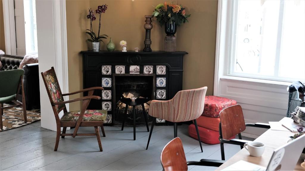 多廷赫姆Villa Wanrooy的客厅配有椅子和壁炉