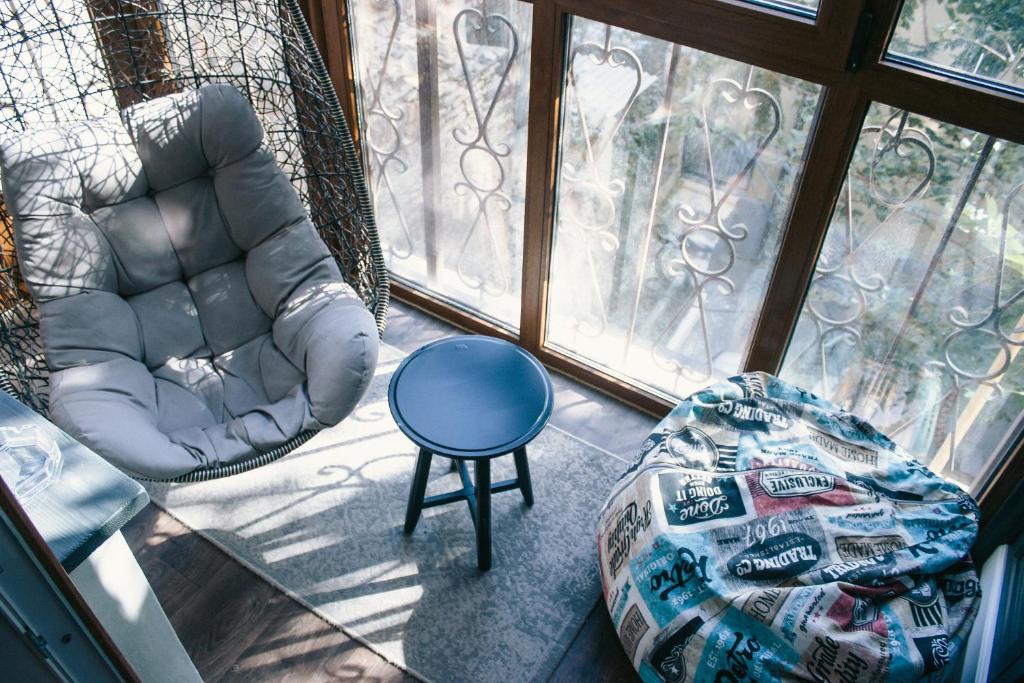 顿河畔罗斯托夫Loft Studio的一间带椅子和桌子的房间以及窗户
