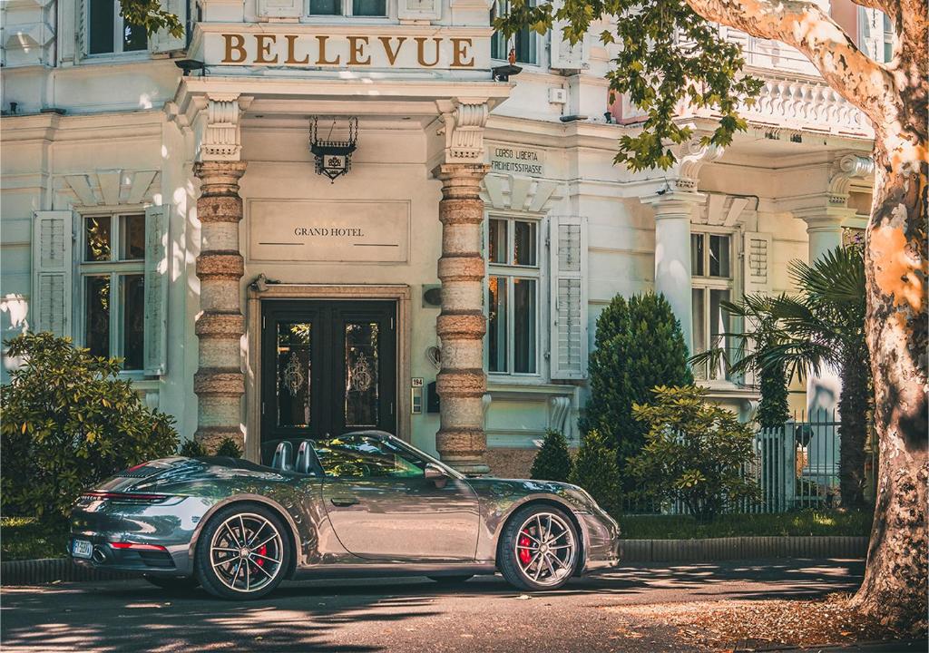 梅拉诺Grand Hotel Bellevue - adults only的停在大楼前的银色汽车