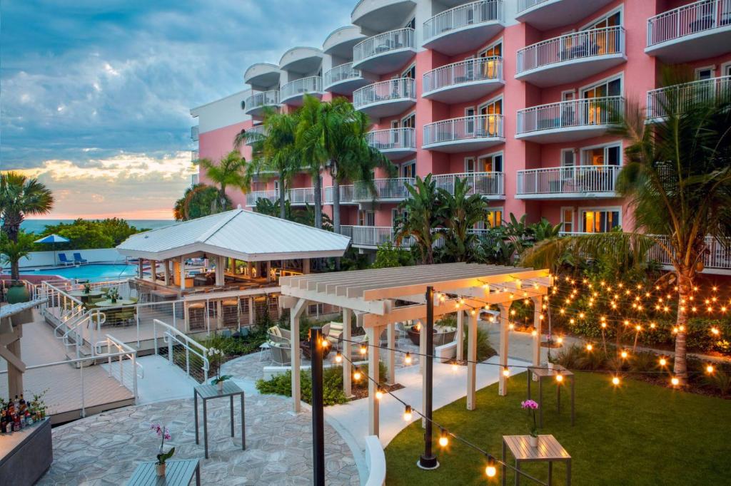 圣徒皮特海滩洛伊斯唐塞萨尔海滨别墅套房酒店 的享有度假村的空中景致,设有大型粉红色建筑
