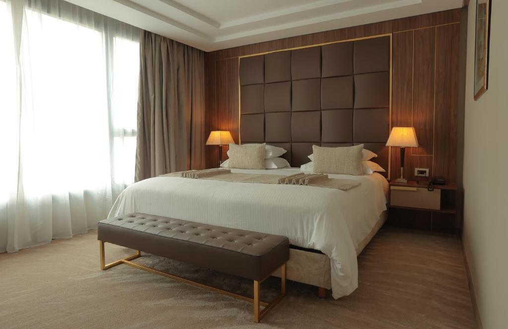 卡萨布兰卡安法宫酒店的卧室配有白色大床和长凳