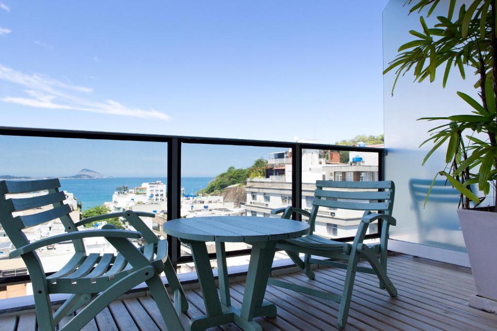 里约热内卢莱布隆丽思酒店的海景阳台上的桌椅