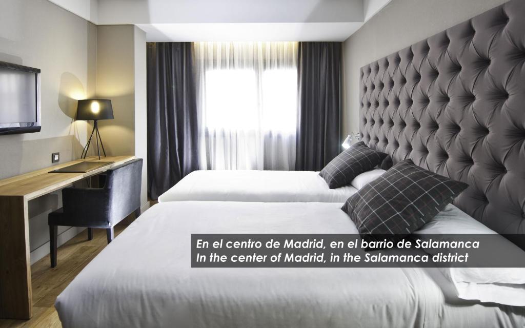 马德里泽尼特阿贝巴酒店的酒店客房带两张床和一个大床头板