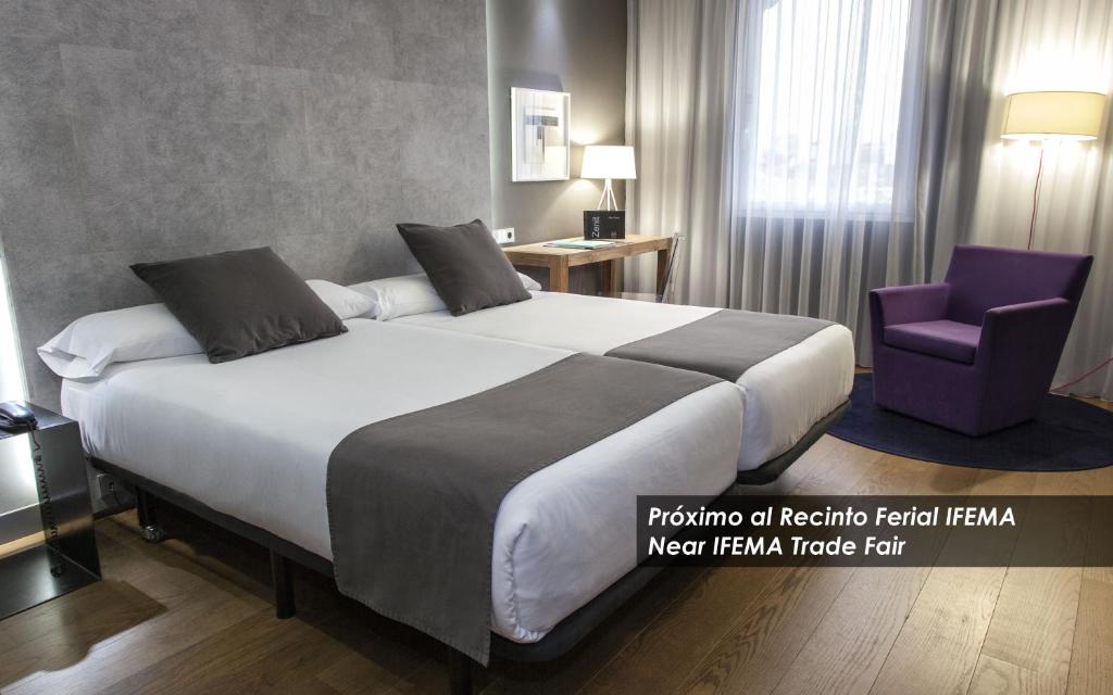 马德里泽尼特奥尔加斯伯爵酒店的酒店客房设有一张大床和一张紫色椅子