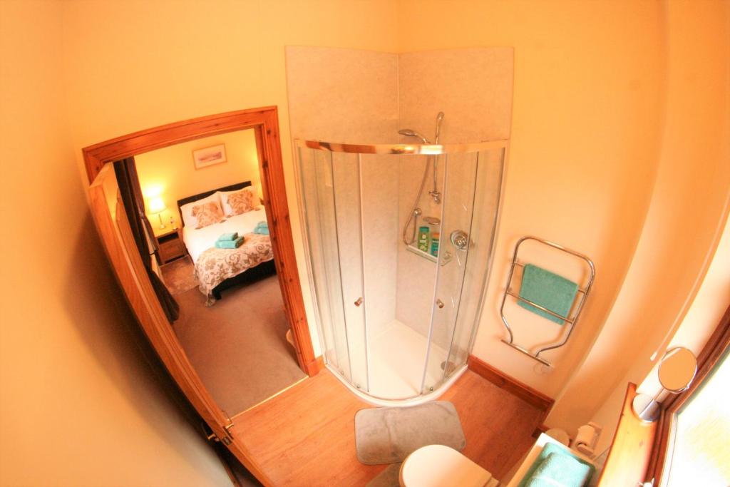 奈恩Talisker的带淋浴的小浴室和卧室