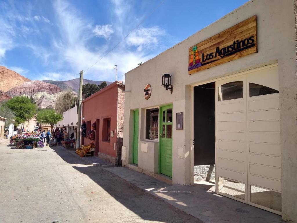 普尔马马尔卡Los Agustinos的小镇上一条有建筑的街道