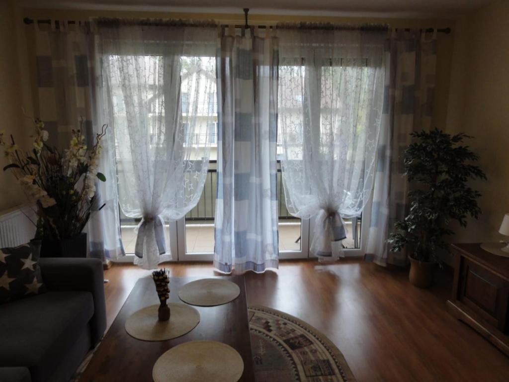 波别罗沃Apartement Basti的客厅配有白色窗帘和沙发