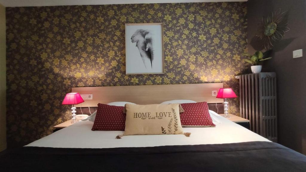 欧赖Celtic Hotel的一间卧室配有一张大床和两盏灯
