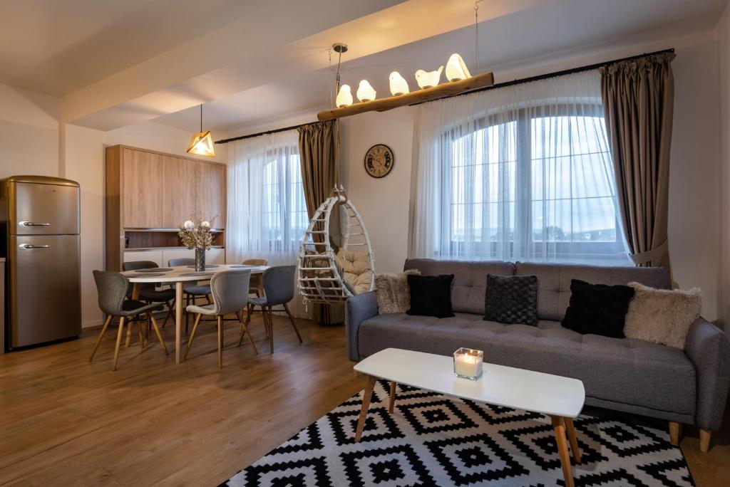 韦尔卡鲁穆尼卡GOLDENapartment的客厅配有沙发和桌子