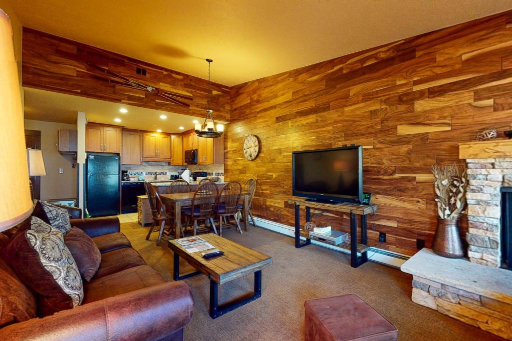 铜山Copper Valley 114的带沙发和电视的客厅以及厨房。