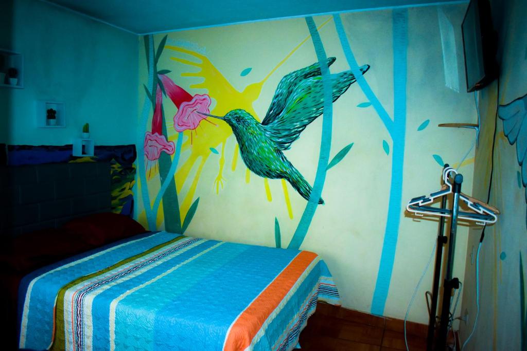 利马Passion Hostel - Barranco的卧室墙上挂着鸟儿画