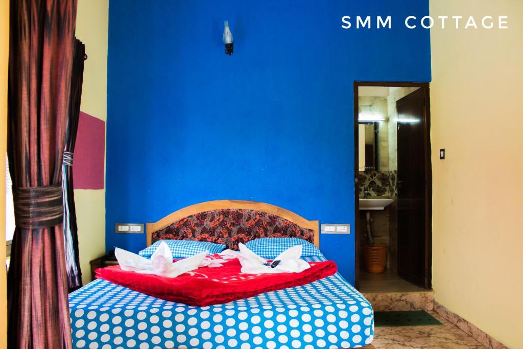 蒙纳Smm Cottage的蓝色墙壁间的一张床位