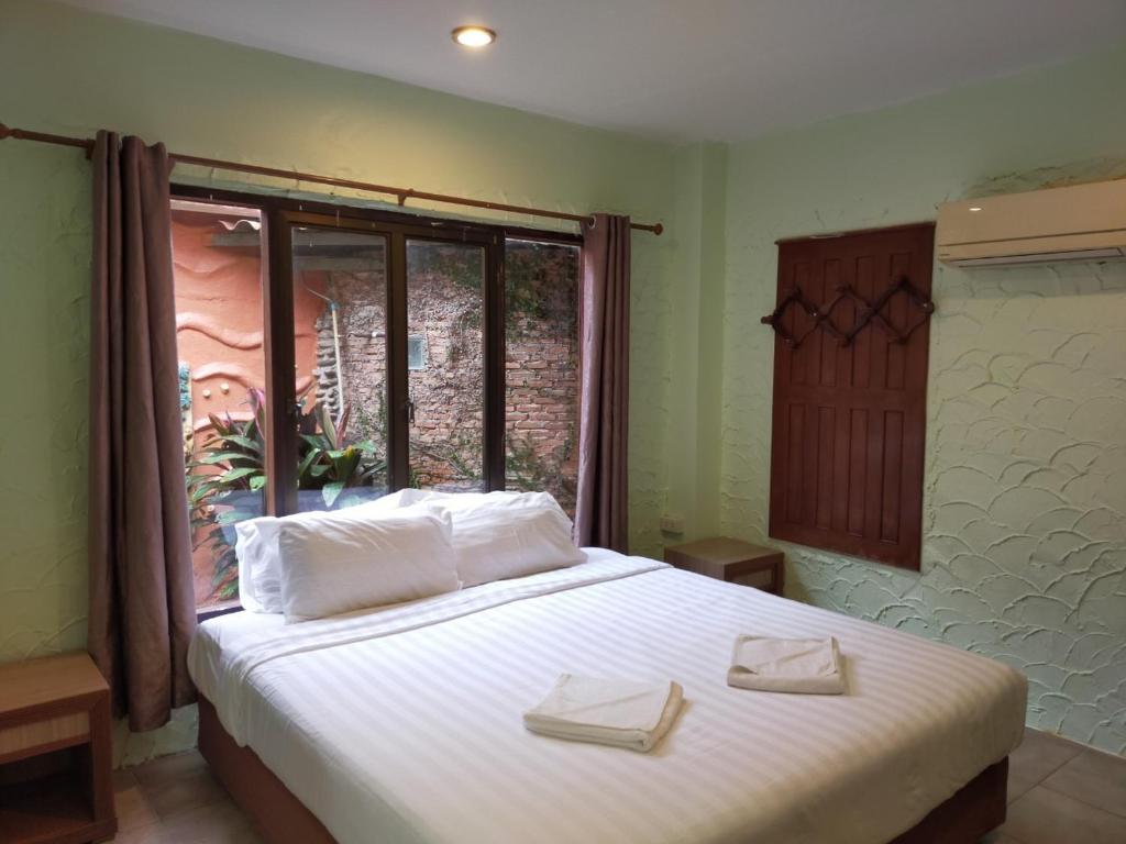 象岛海洋太阳度假村的卧室配有一张大白色床和窗户