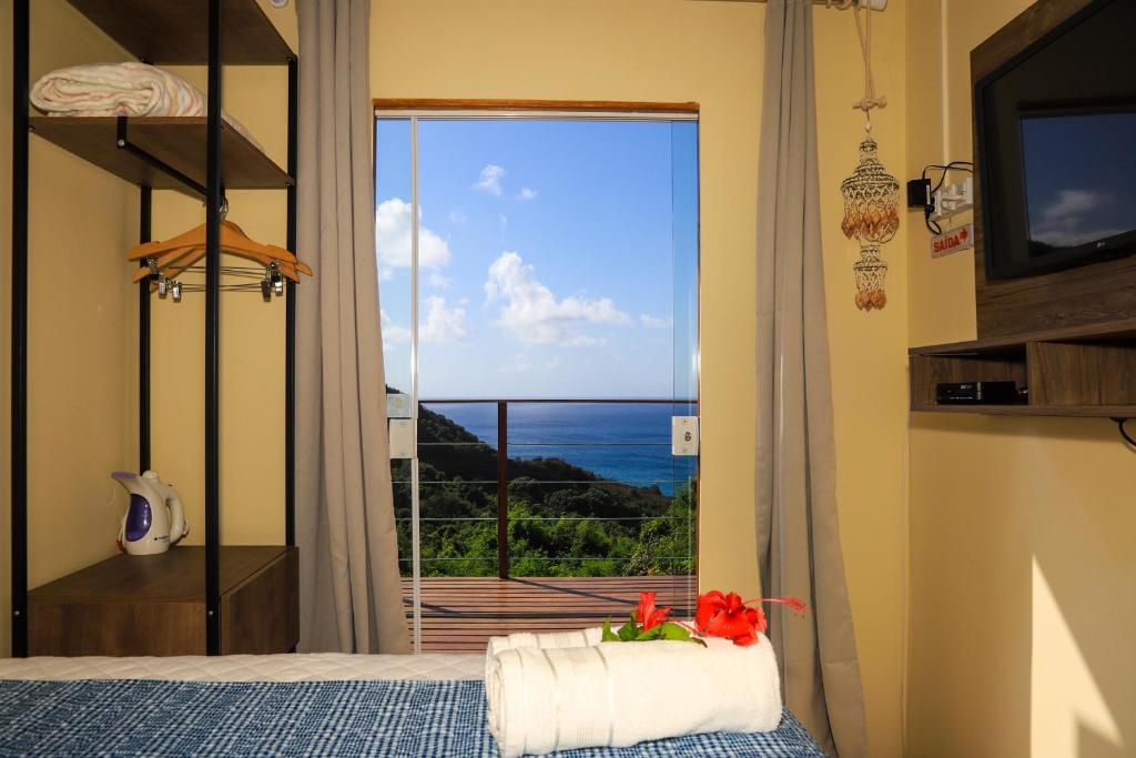 费尔南多 - 迪诺罗尼亚Flat Vista Mar Noronha的一间卧室设有一张床,享有海景