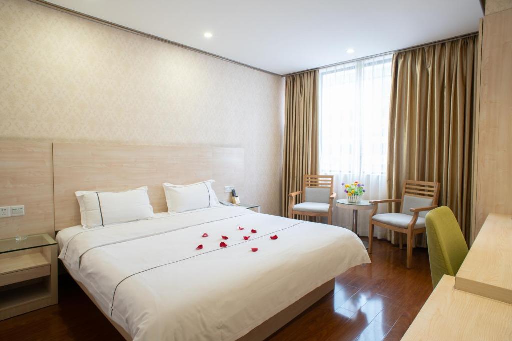 广州广州新粤新酒店的酒店客房设有一张红色玫瑰花大床