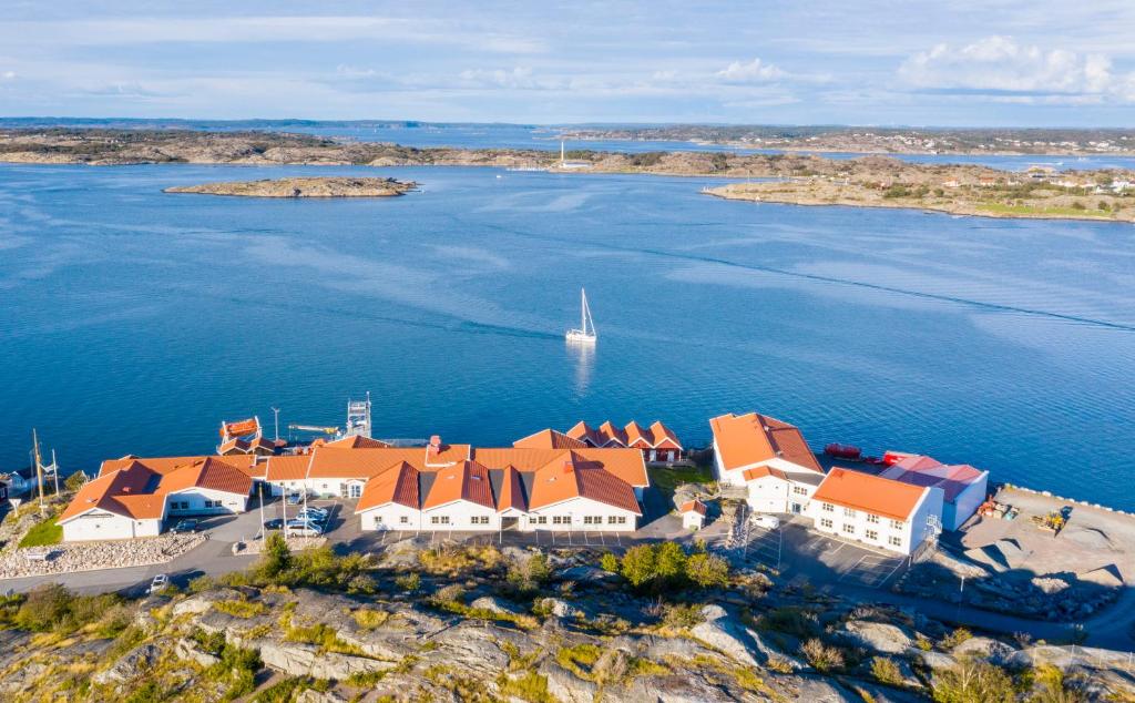 ÖckeröÖMC Kurshotell的水中岛上房屋的空中景观