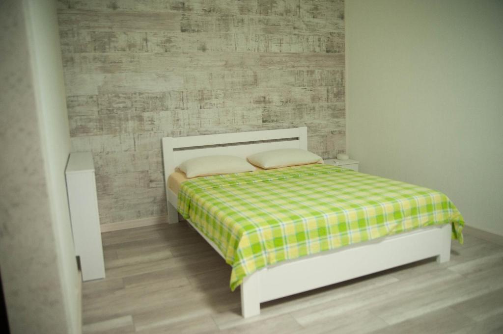 基辅Apartment FeLi House的一间小卧室,配有一张带铺着地毯的床