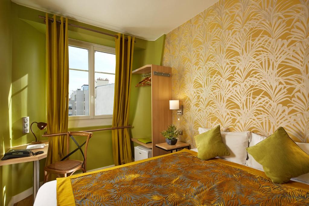 布洛涅-比扬古Hôtel Villa Sorel - Paris Boulogne的酒店客房设有床和窗户。