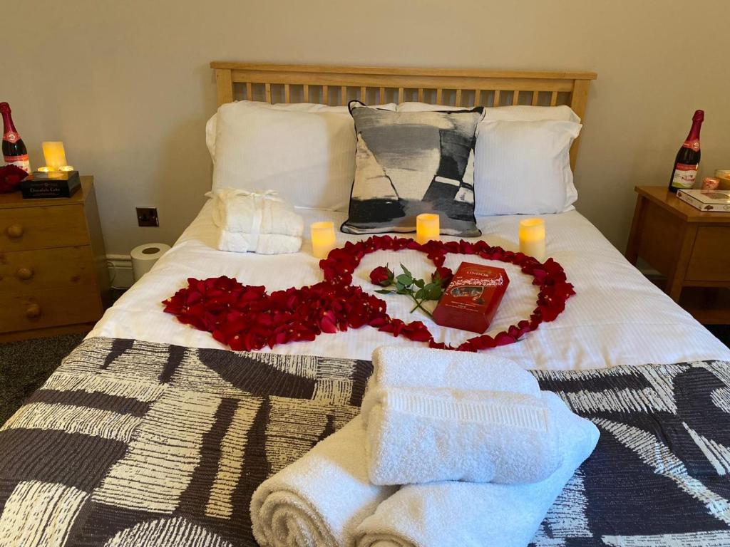 华盛顿Washington's Hidden Gem Amethyst 3 Bedroom House的一间卧室配有一张鲜花和蜡烛床