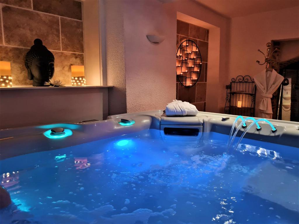 卡塞勒斯科贝克旅馆的客房内的按摩浴缸拥有蓝色的灯光