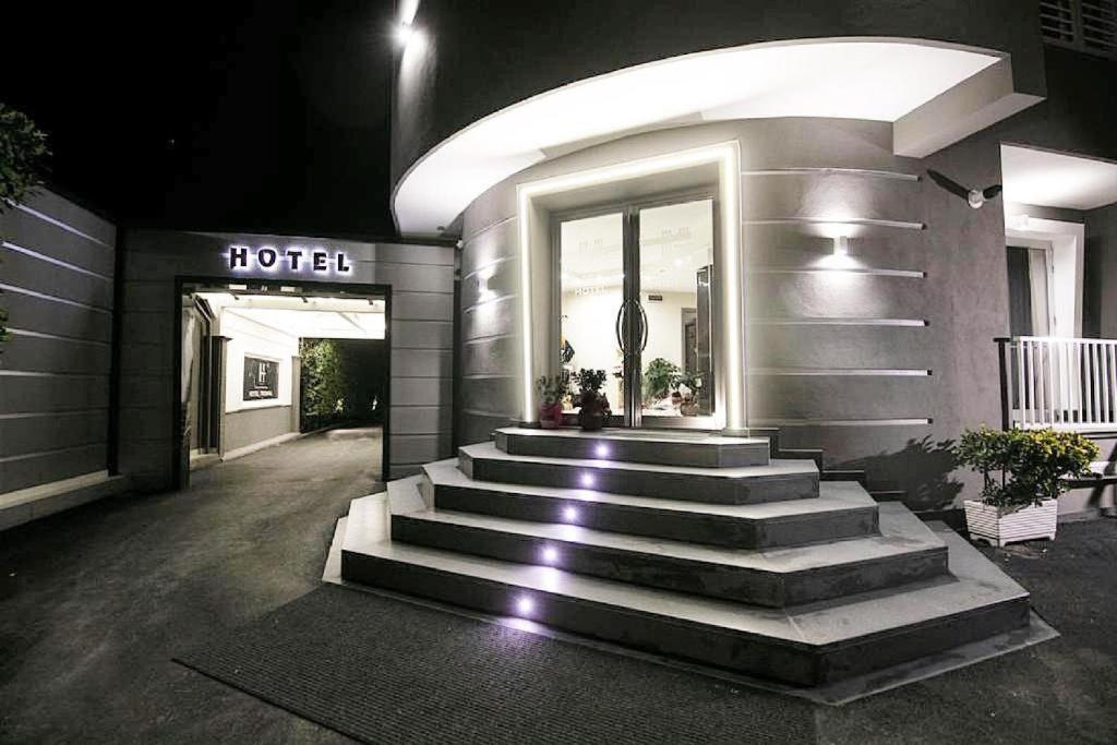 夸利亚诺Hotel Trionfal的夜间在大楼前有楼梯的酒店