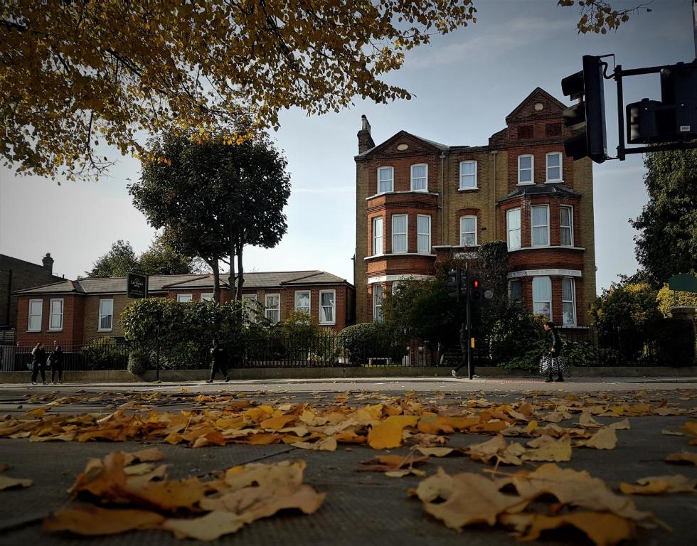 伦敦盖特威酒店的建筑前的街道,地面上有树叶