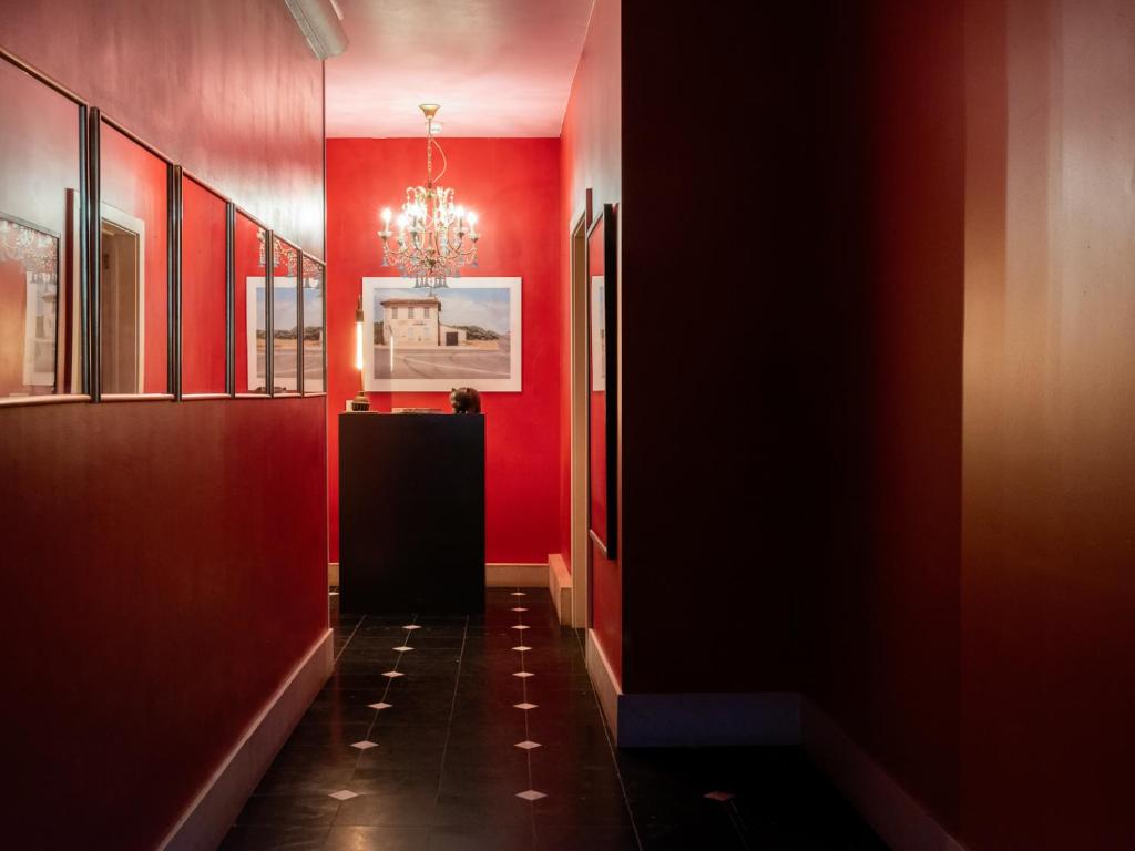 根特Verne Dreams的走廊上设有红色的墙壁和吊灯
