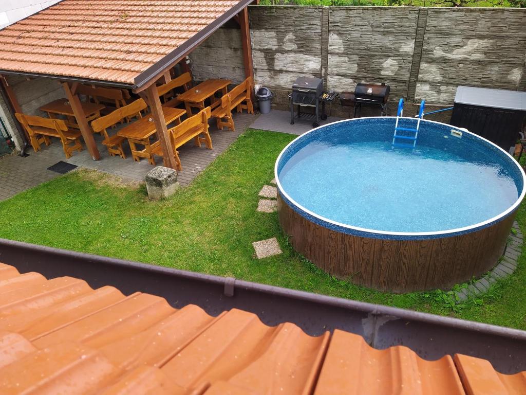 克伦特尼采米库洛娃凯乐尼斯公寓的享有庭院内大型热水浴池的顶部景致