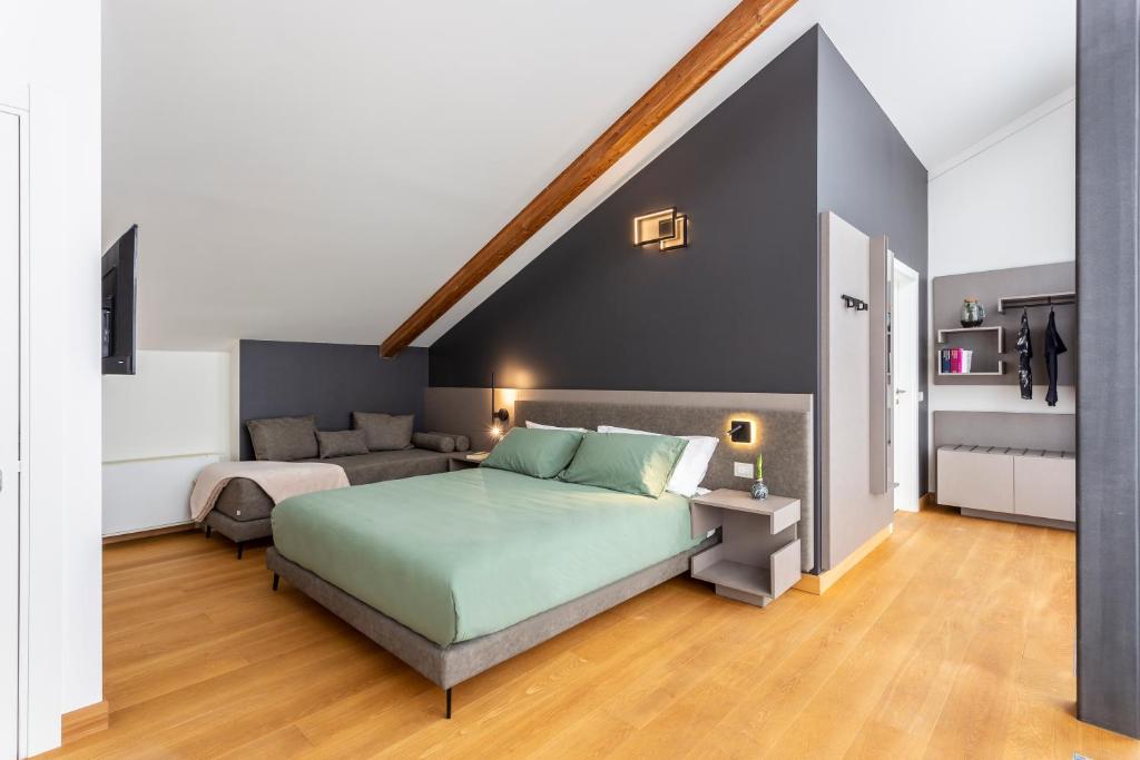 特伦托Habitat Guest House的一间卧室配有绿色的床和沙发