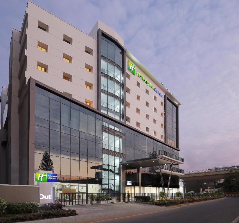 班加罗尔Holiday Inn Express Bengaluru Yeshwantpur, an IHG Hotel的酒店前方的 ⁇ 染