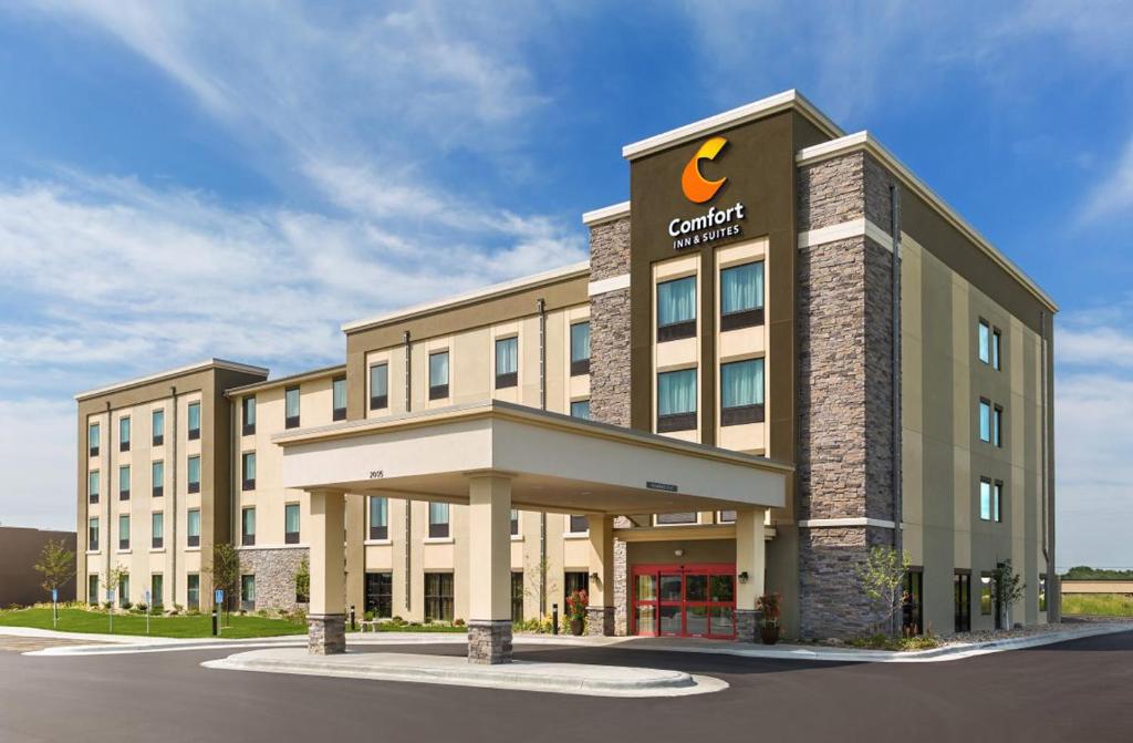 罗切斯特Comfort Inn & Suites West - Medical Center的 ⁇ 染蔓越莓酒店