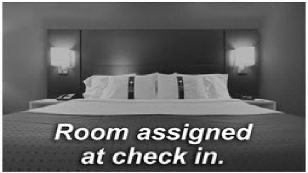 巴里巴里智选假日套房酒店的一间卧室配有一张床,入住时分配客房