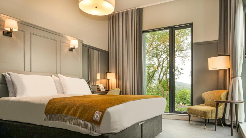 波特里马姆雷德酒店的一间卧室设有一张大床和一个大窗户