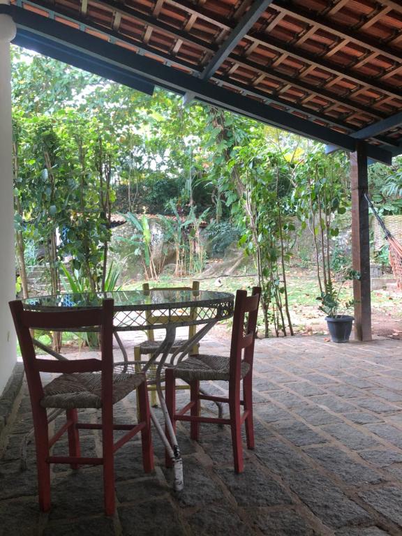 伊利亚贝拉Casa Praia da Vila的树木繁茂的庭院里设有桌椅