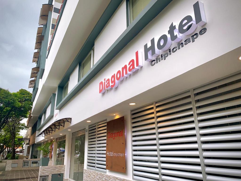 卡利Diagonal Hotel Chipichape的医院大楼的一侧有标志